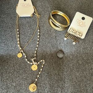 Bundle of fashion jewelry